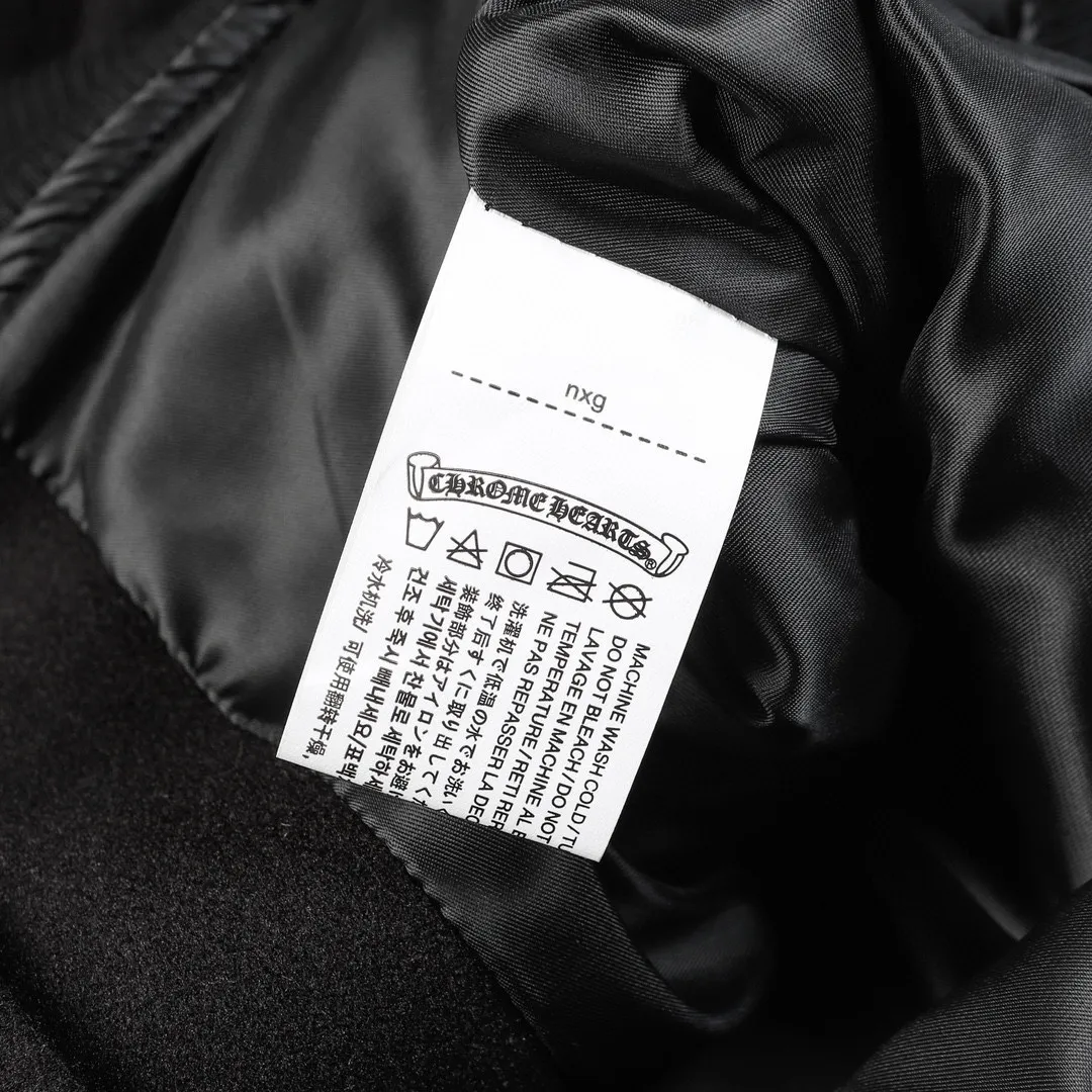🅿️410 CH➡️Cro Xin 2024ss runway style baseball uniform jacket. I ordered the original model and it took a month to finally ship it. I love it so much. The upper body is really handsome. A blogger on Douyin said that LV's new products this year will become the future trend. If you look through street photos, you will find that celebrities regard it as a collectible jacket, a must-have item for men and women who want light luxury for commuting. Developing the highest version on the entire network, it took 1 month to customize and the cost was extremely high. The German imported flat-machine made custom-woven wool jacquard threads, using the first layer of imported lambskin. The pleated texture is unparalleled. It is hand-cut and meticulously crafted. The stitching position is very technical. Whether the whole garment is good or not depends on this position. Top-notch workmanship and details can stand the test. A full set of customized accessories, the letters are clear and perfectly restored without any difference. High-end atmosphere and full grade! The entire dress is exclusively customized with heavy craftsmanship. The towel patch embroidery is perfectly combined with craft embroidery and precise stitching! Absolute craftsmanship quality!